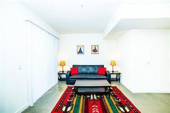 Hotel C. Allen Suites